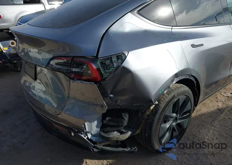 2025 Tesla Model Y z USA, uszkodzony, nr VIN 7SAYGDEE2SF287262